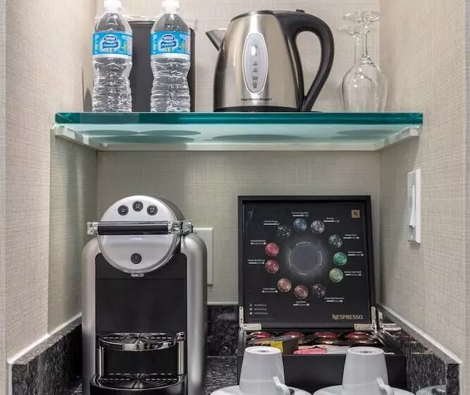 景色の見えるダブルベッドスタンダードルーム, Delta Hotels By Marriott Burnaby Conference Centre