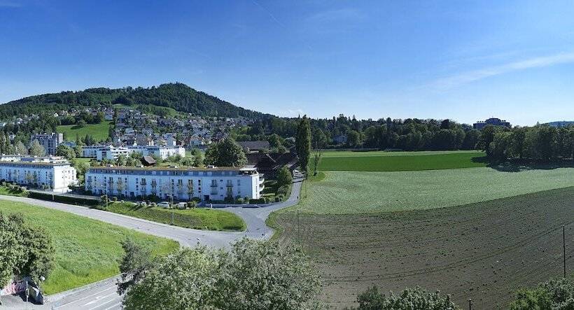 חדר סטנדרט לשלושה, Ambassador