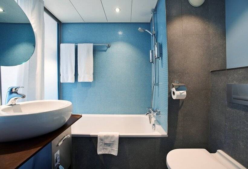 חדר סטנדרט לשלושה, Ambassador