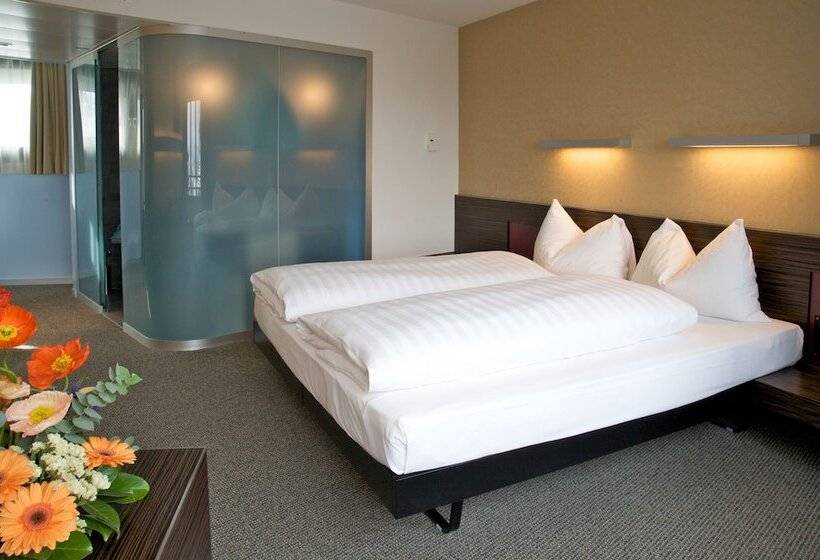 סוויטת ג'וניור, Ambassador