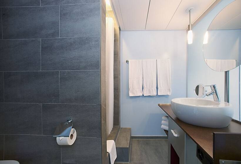 סוויטת ג'וניור, Ambassador