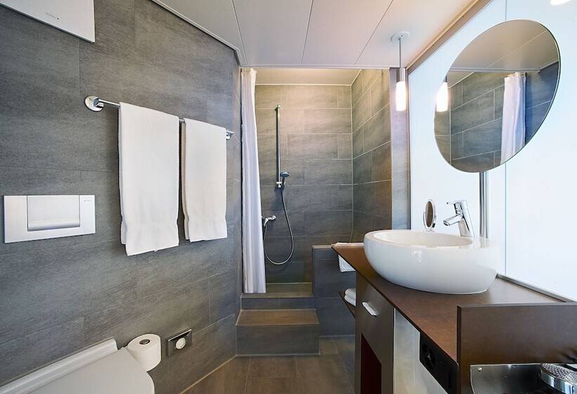 סוויטת ג'וניור, Ambassador