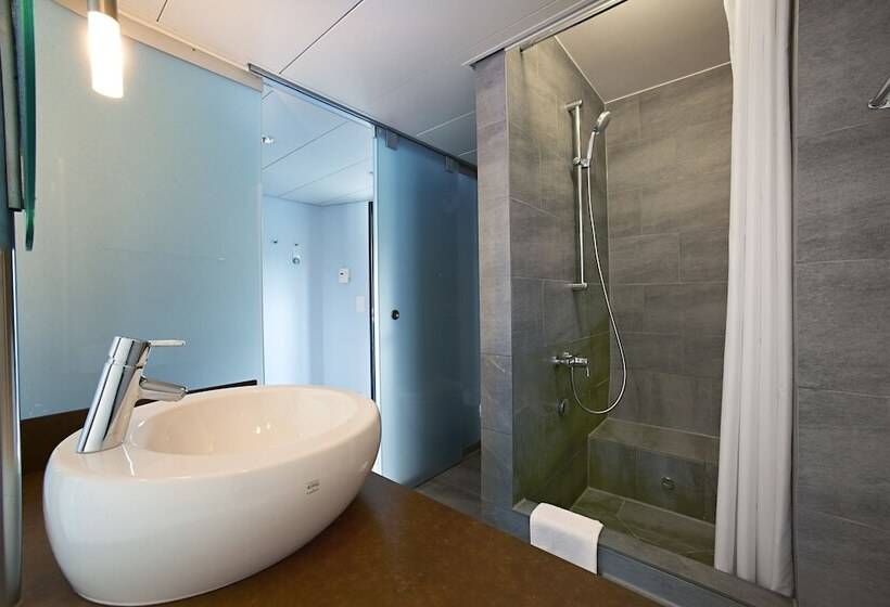 סוויטת ג'וניור, Ambassador