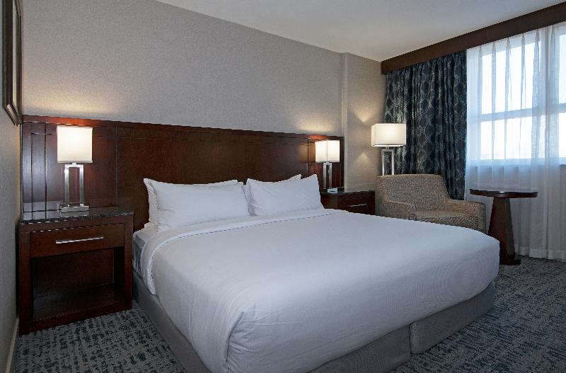 キングサイズベッドのスタンダードルーム, Doubletree By Hilton Hotel Kamloops