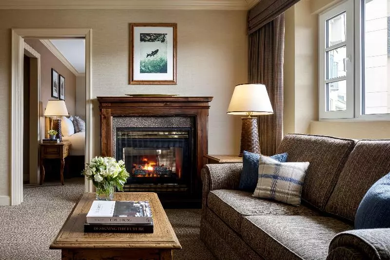 キングサイズベッドのスイートルーム, Fairmont Chateau Whistler