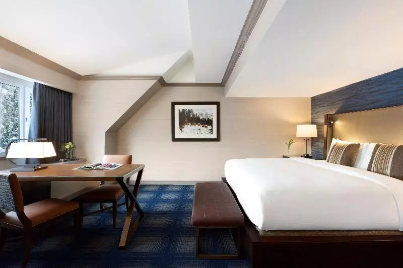 キングサイズベッドのスイートルーム, Fairmont Chateau Whistler