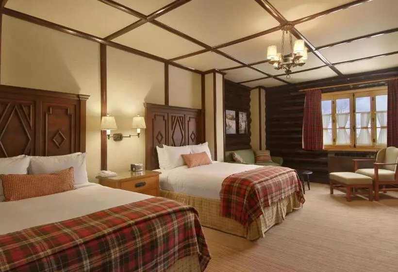 Deluxe room with river view, Fairmont Le Chateau Montebello