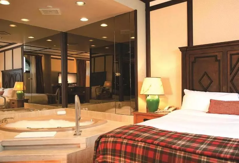 キングサイズベッドのデラックススイート, Fairmont Le Chateau Montebello