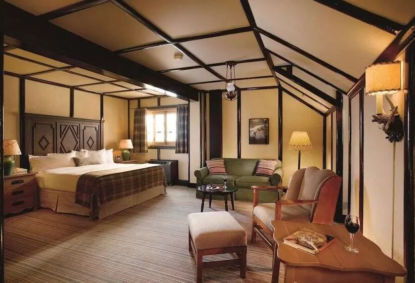 Deluxe room with river view, Fairmont Le Chateau Montebello