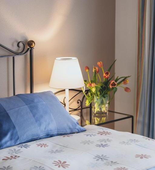 基本间, Garni Elena