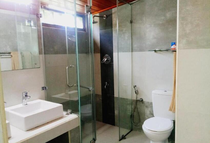 غرفة قياسية ثلاثية مطلة علي الحديقة, Giritale