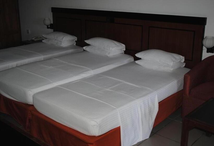 غرفة قياسية ثلاثية مطلة علي الحديقة, Giritale