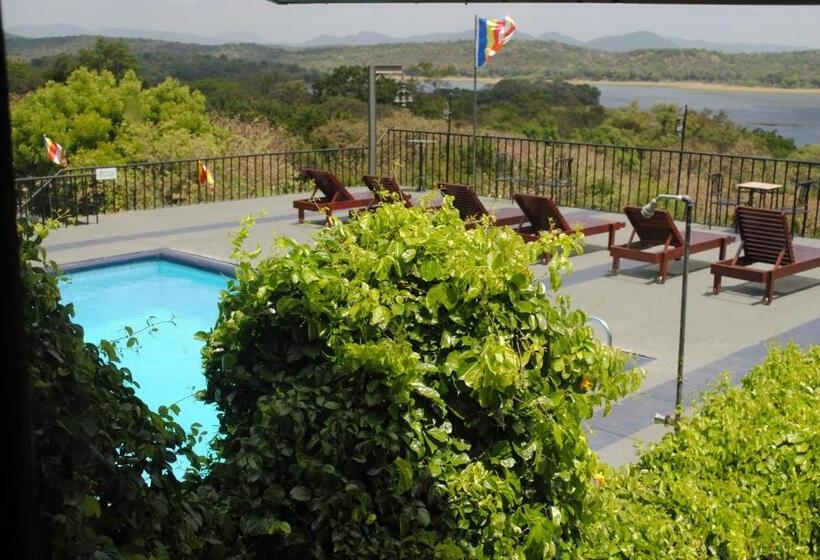 غرفة قياسية ثلاثية مطلة علي الحديقة, Giritale