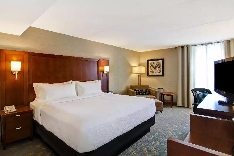 キングサイズベッドのスタンダードルーム, Holiday Inn Oakville Centre, An Ihg