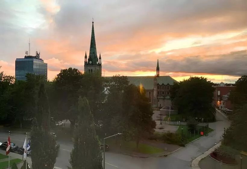 Bisneshuone, Hôtels Gouverneur Troisrivières