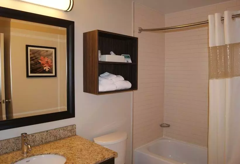 سوییت, Quality Inn & Suites Pe Trudeau Airport