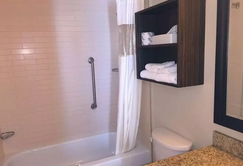 سوییت, Quality Inn & Suites Pe Trudeau Airport