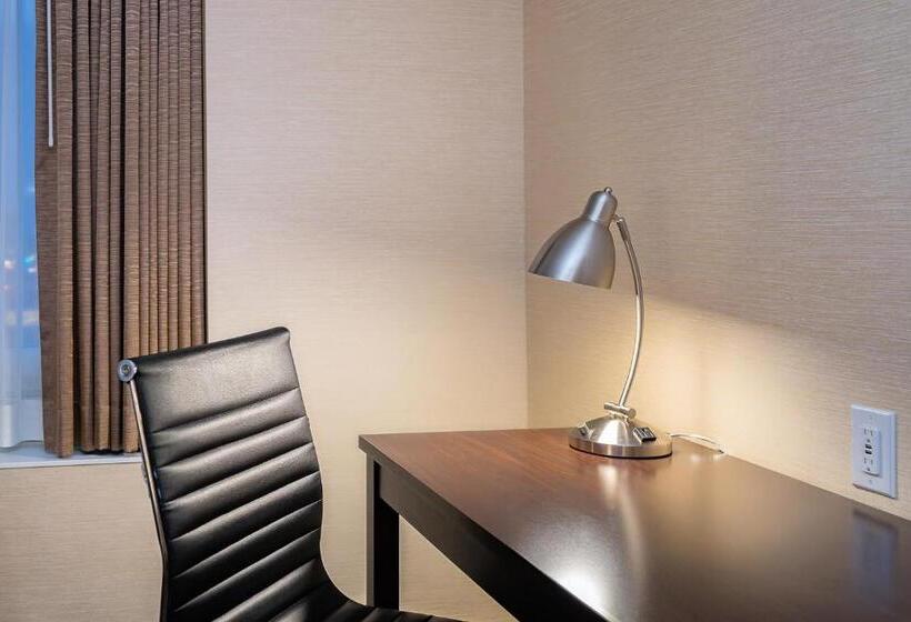 キングサイズベッドのスイートルーム, Ramada By Wyndham Niagara Falls Near The Falls