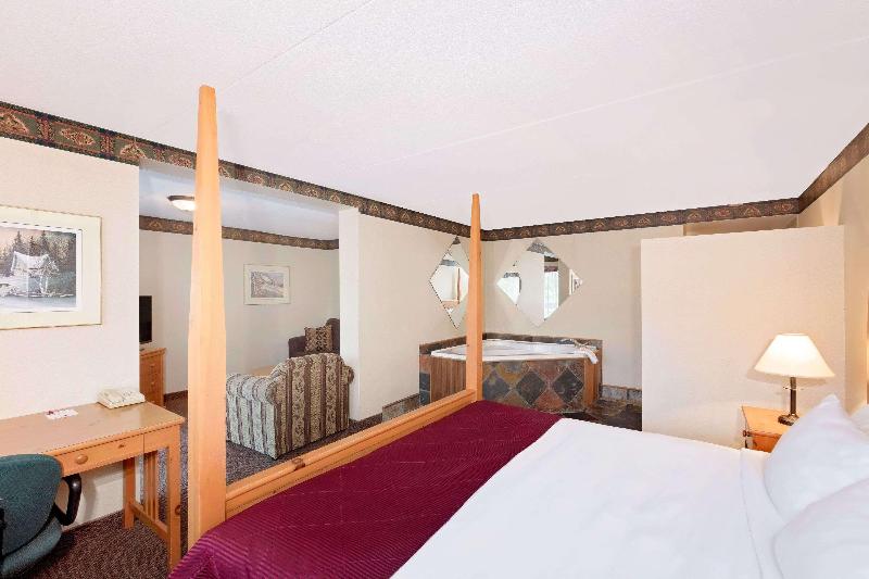 스위트 킹사이즈 침대, Ramada By Wyndham Pinewood Park Resort North Bay