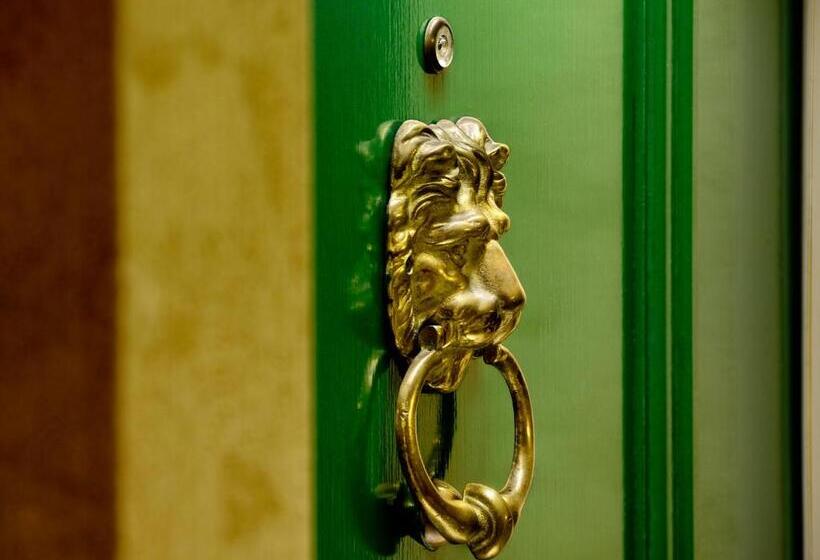 إستوديو قياسى, Royal Scot Hotel & Suites