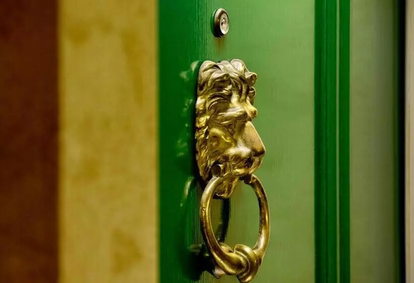سوییت, Royal Scot Hotel & Suites