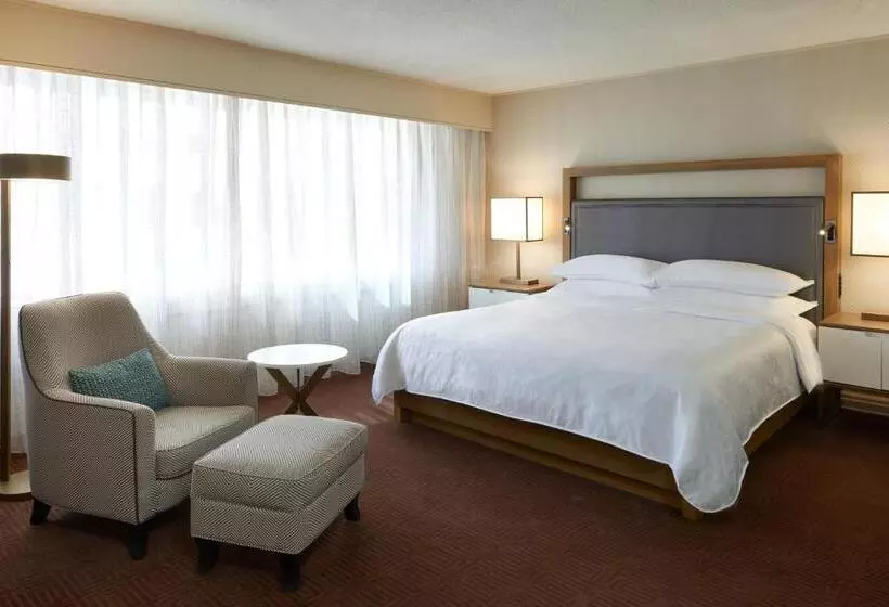 اتاق استاندارد با تخت بزرگ, Sheraton Ottawa