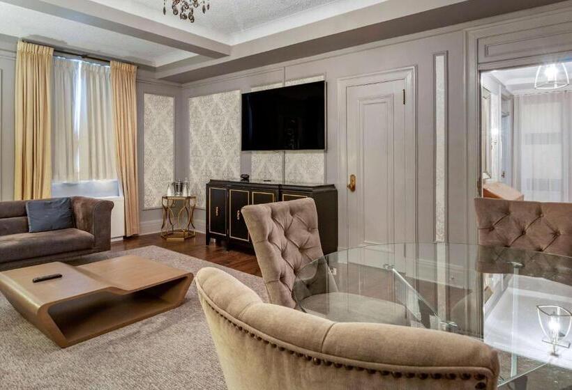 מיטת קינג בסוויטה, The Fort Garry Hotel Spa And Conference Centre, Ascend Hotel Collection