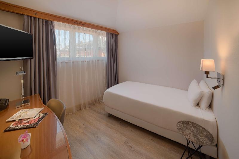 غرفة قياسية, Universel