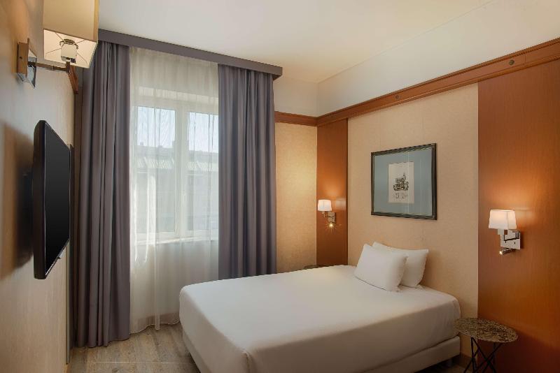 غرفة قياسية, Universel