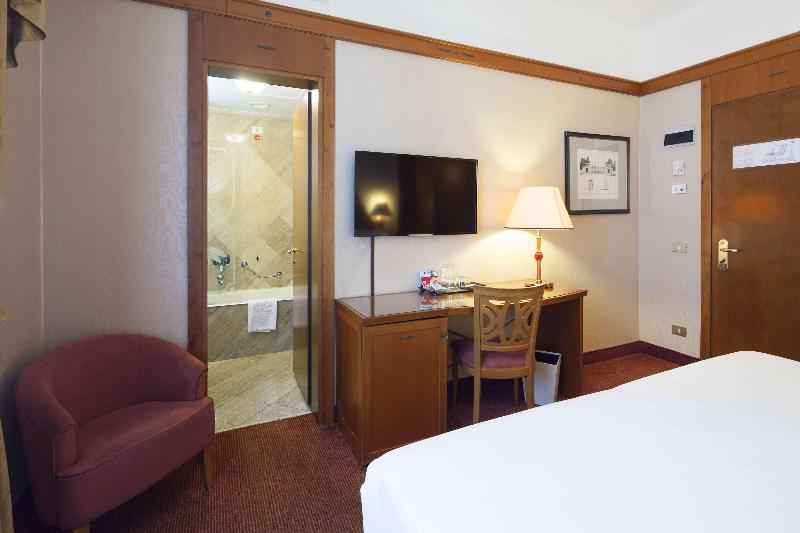 غرفة قياسية, Universel