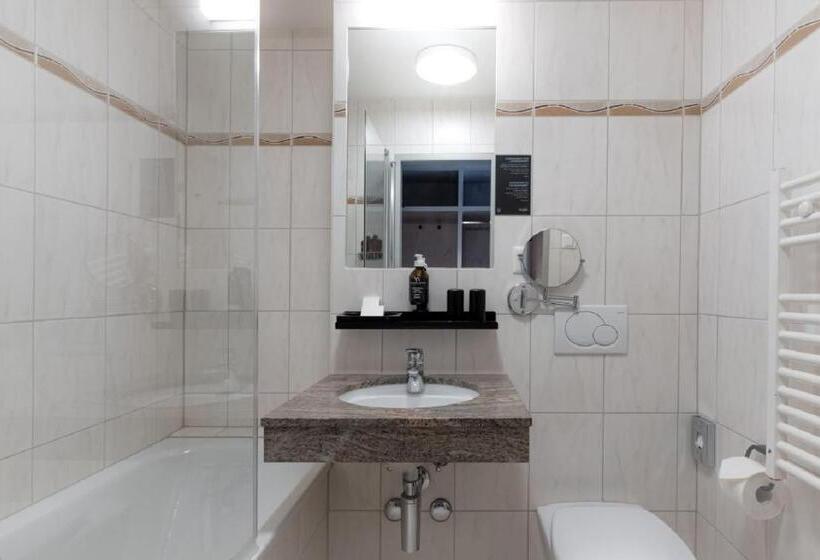 חדר סטנדרט עם מרפסת, Victoria Hotel & Residence