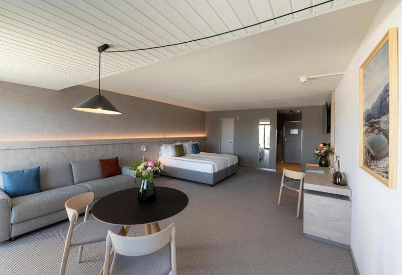 סוויטת ג'וניור עם מרפסת, Victoria Hotel & Residence