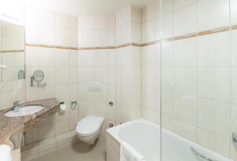 חדר סופריור לשלושה, Victoria Hotel & Residence