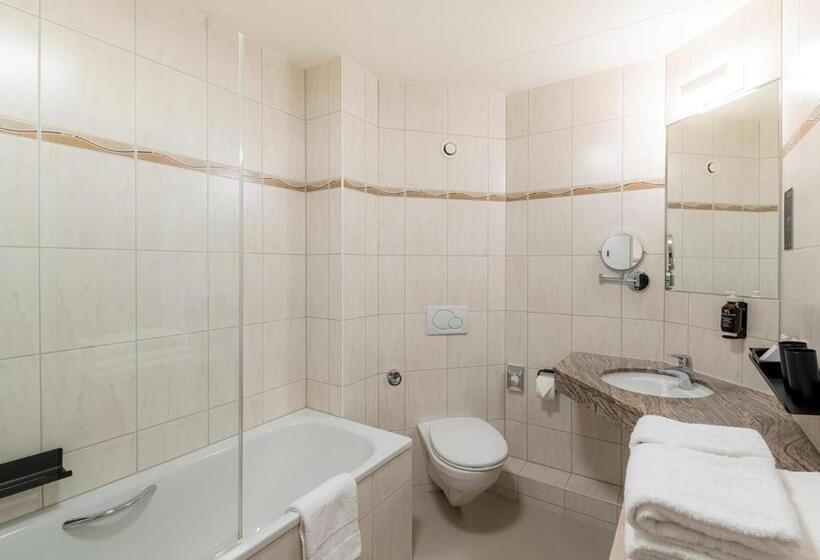 חדר סופריור עם מיטת קינג, Victoria Hotel & Residence