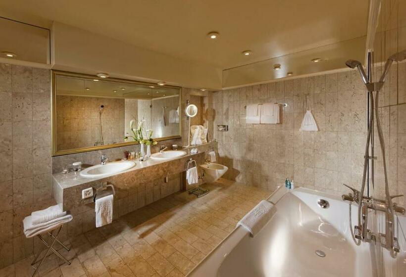 带河湖景观的轻年套房, Grand Hotel National Luzern