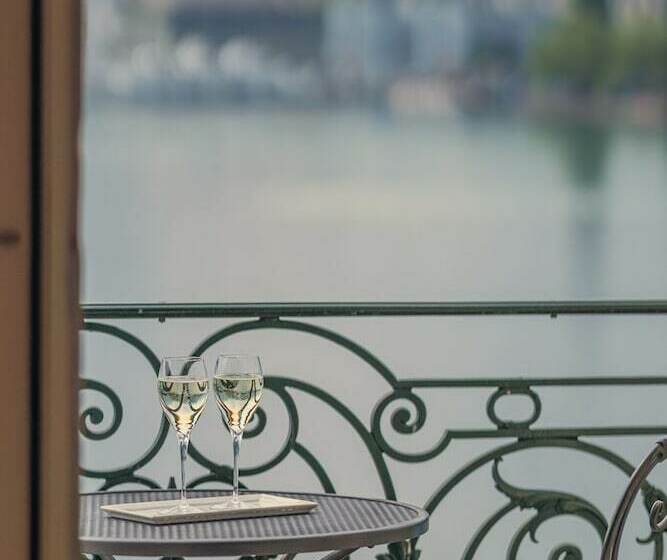 带河湖景观的轻年套房, Grand Hotel National Luzern