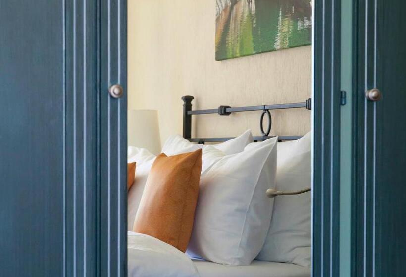 Superior room with lake view, Boutique Hotel Remorino, A Private Selection