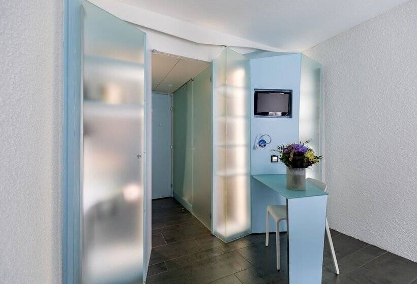 اتاق استاندارد سه نفره, Cristal Design