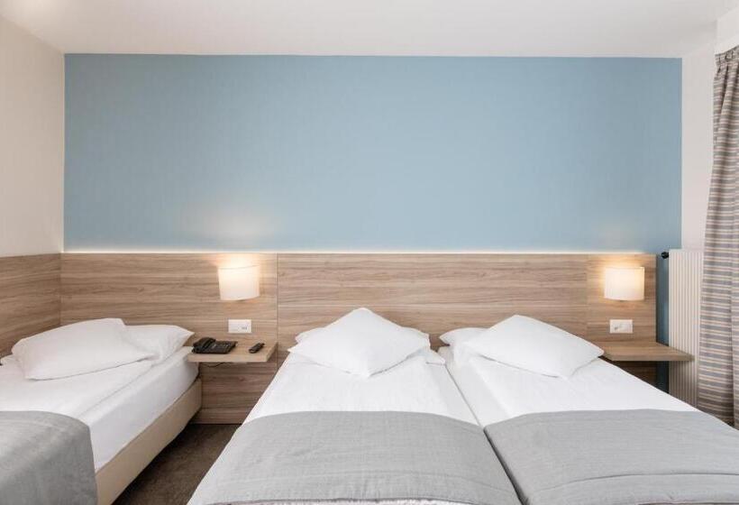 חדר קלאסי לשלושה, De Chailly