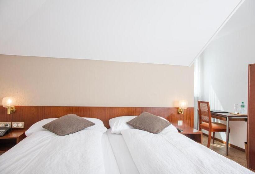 חדר אקונומי, De Chailly