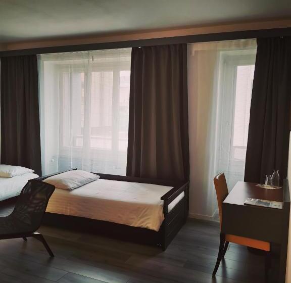 جناح, Fleur De Lys