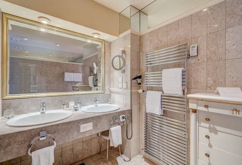 带河湖景观的轻年套房, Grand Hotel National Luzern