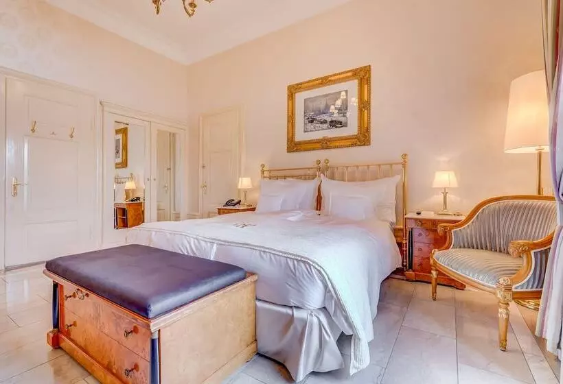 Superior room with lake view, Grand Hotel National Luzern