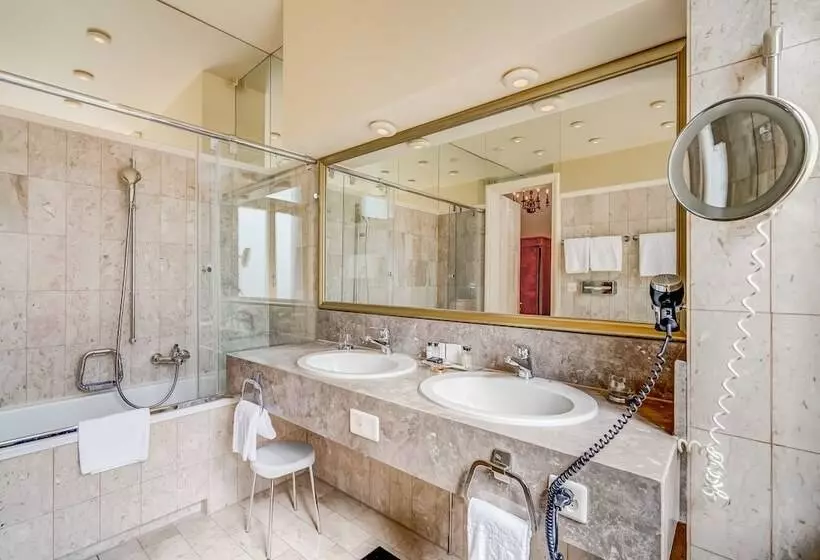 Suite with lake view, Grand Hotel National Luzern