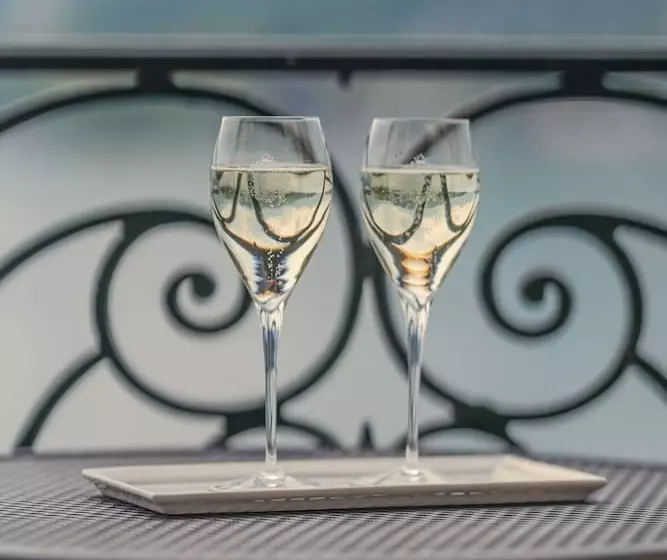 Superior room with lake view, Grand Hotel National Luzern