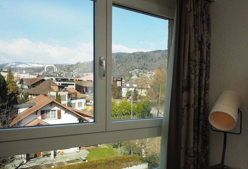 标准单人间, Holiday Thun