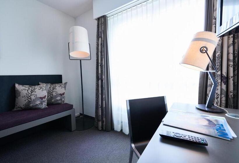 标准单人间, Holiday Thun