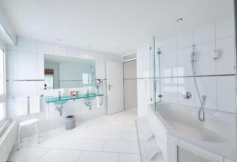 四人标准间, Holiday Thun