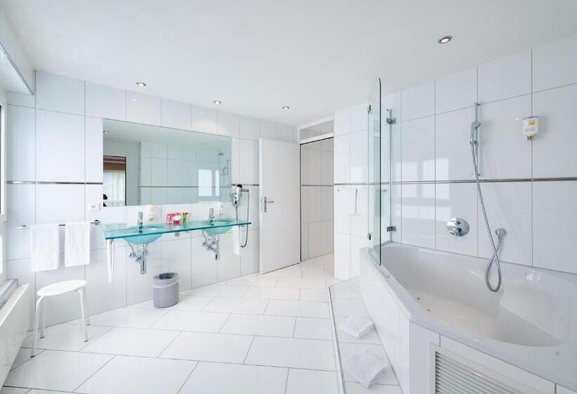 四人标准间, Holiday Thun