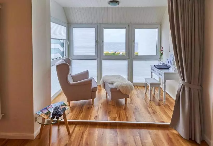 سوییت جونیور با چشمانداز جانبی دریا, Badhotel Sternhagen